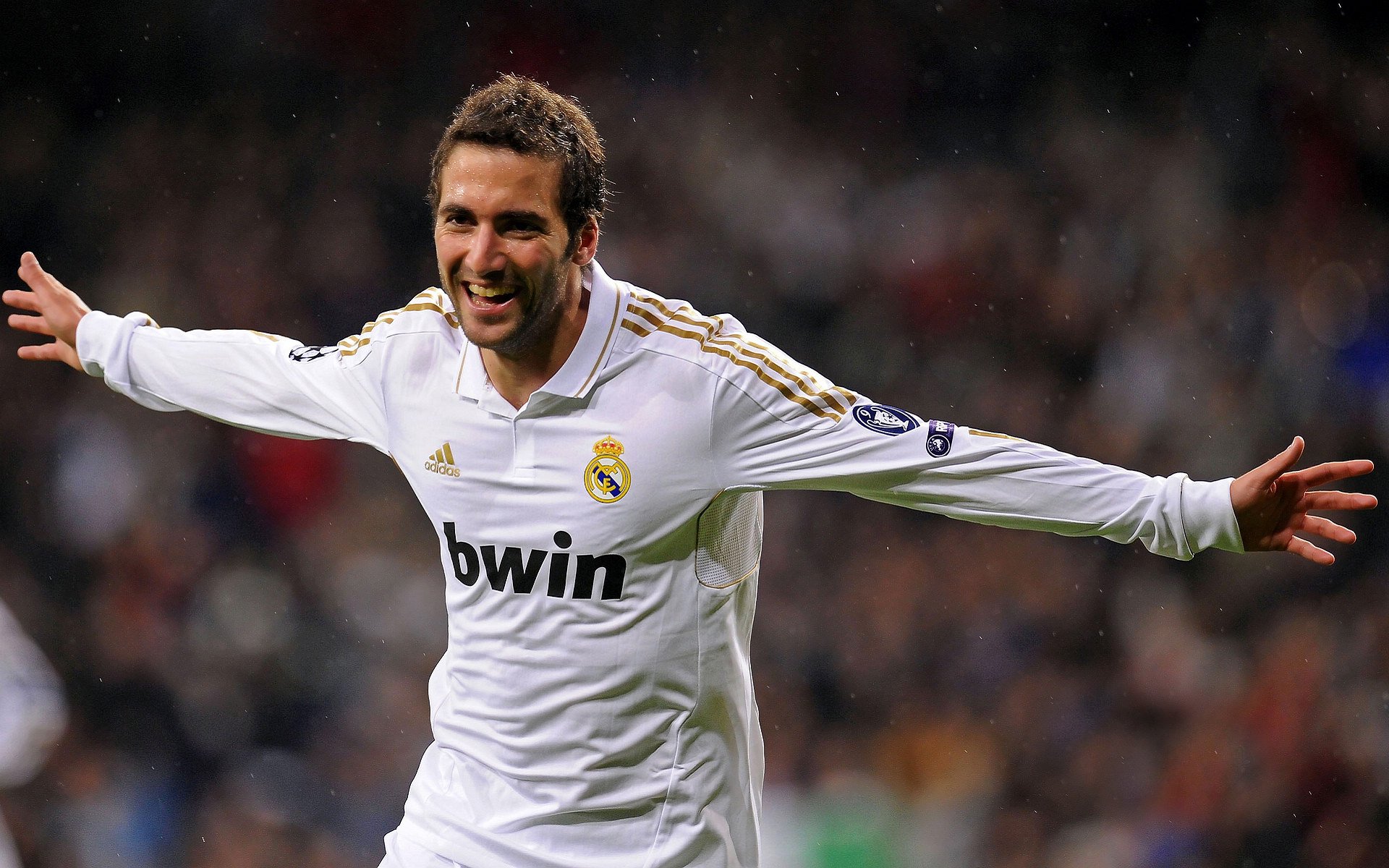 青训球员参加职业联赛完成首秀表现可圈可点备受肯定，青训选手